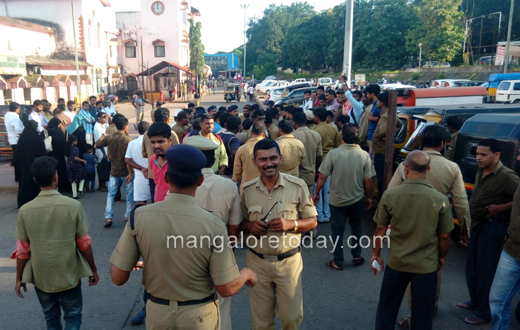 Auto drivers protest at mangalore railway stations